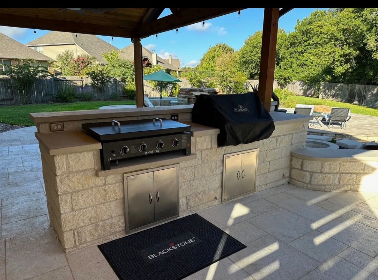 Outdoor Kitchen with Blackstone & Grill