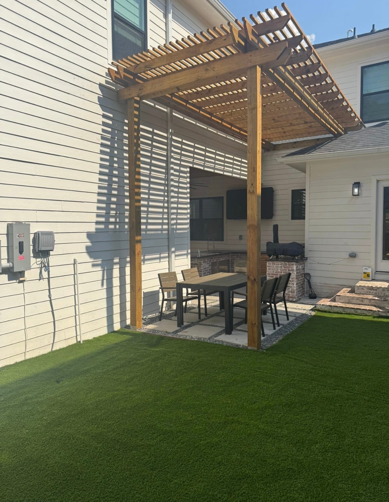 Pergola Dining Area & Outdoor Kitchen